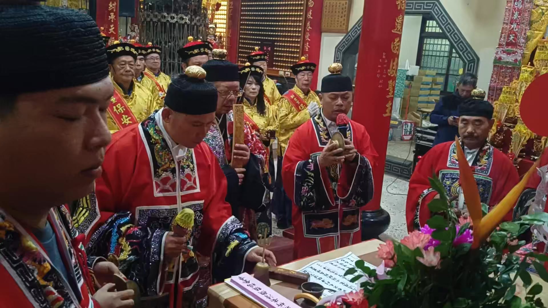 高屏地區靈寶道壇的「玉壇發表科儀」其中一段由都講吟誦的「祝水白」焚香恭請了「天德君、月德君、五方旺炁君、南方九鳳破穢大將軍、浣濁夫人、解穢童子 ...