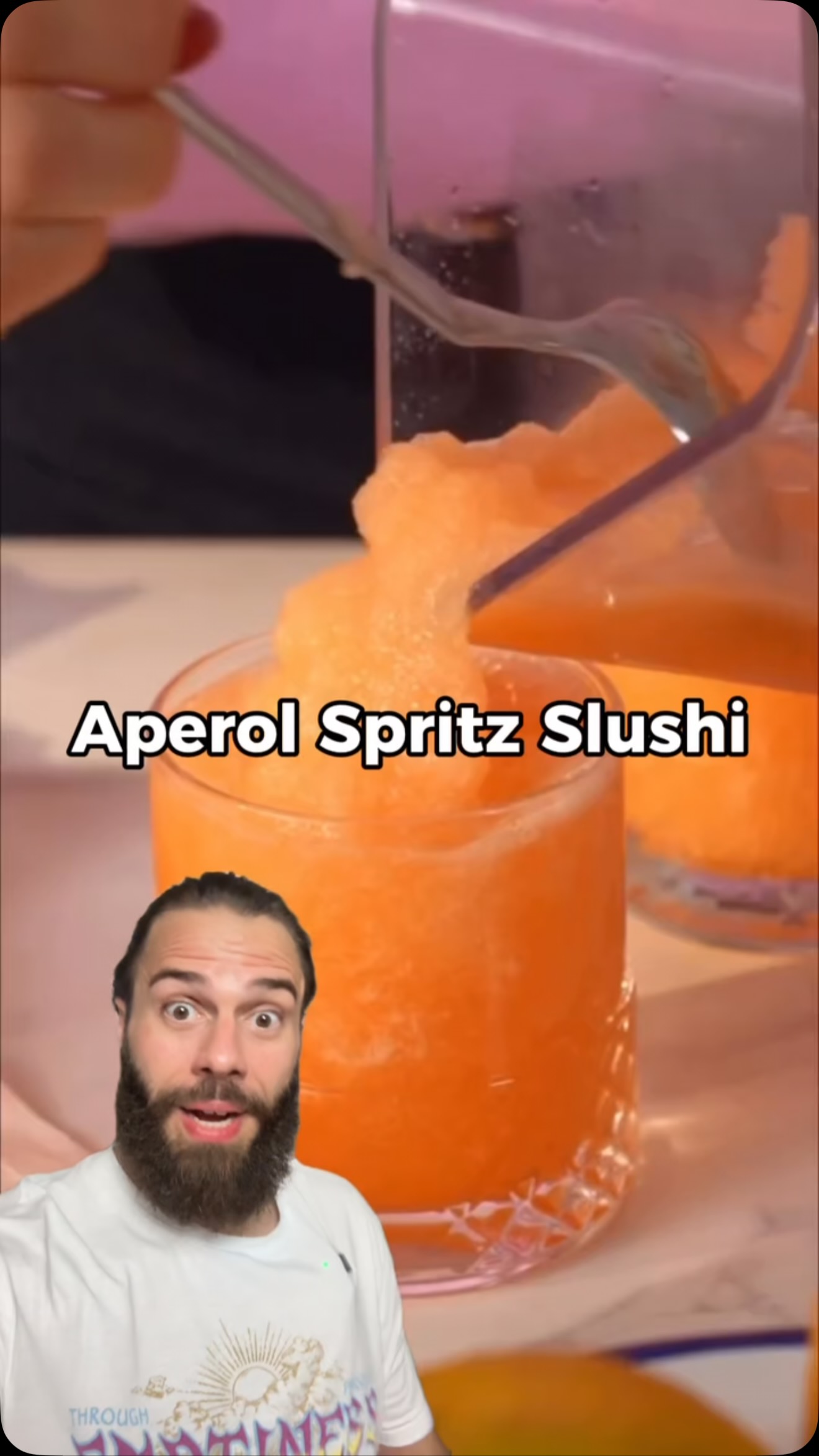Aperol Slush Eis aus dem Mixer klingt so verrückt, ich musste es ausprobieren! Für alle die keine Slushi Maschine haben, könnte das die perfekte Lösung für die heiße Tage sein! Der Geschmack hat mich