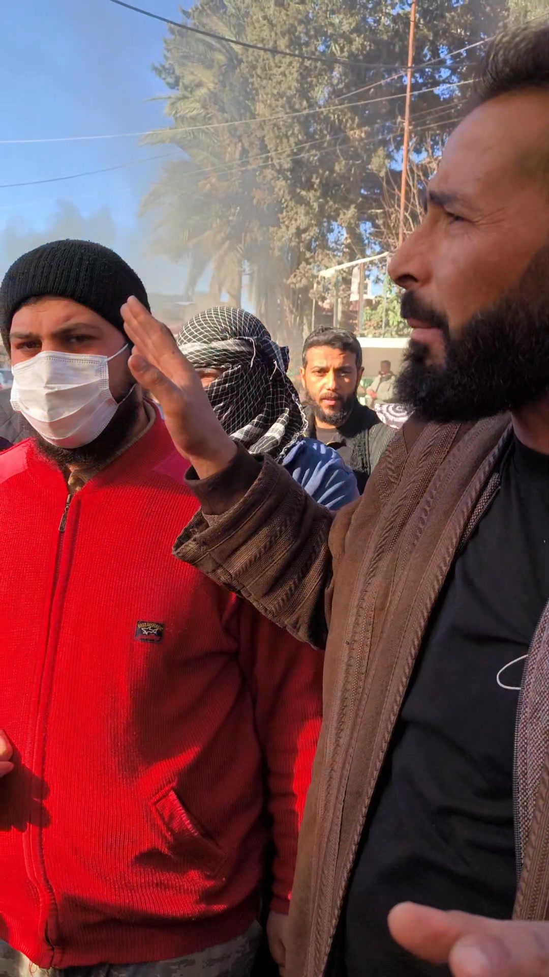 اهالي تل ابيض يخرجون بمظاهرة غاضبة ضد المسؤولين في تل ابيض بسبب تردي ...