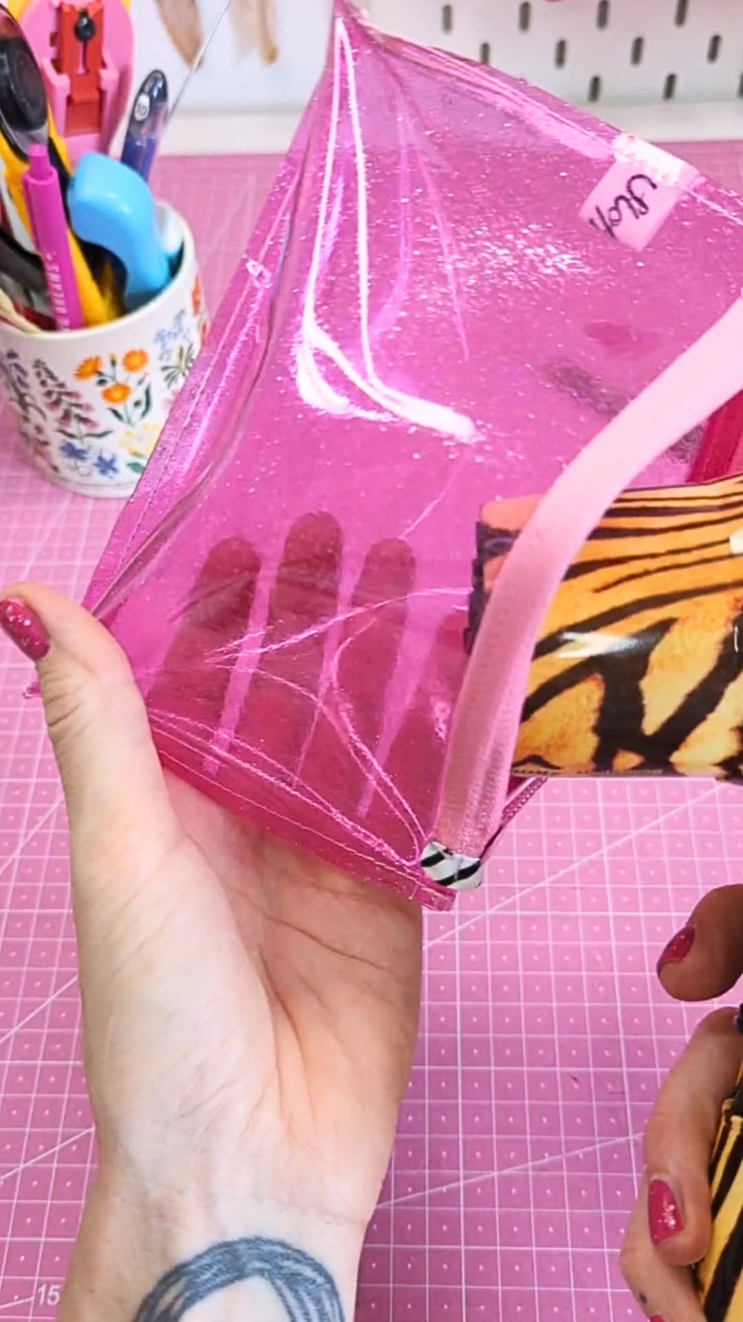 Aus Glitzer-Jelly-Vinyl habe ich Taschen genäht und zeige euch, wie ihr besonders schöne Ecken hinbekommt und euch beim Wenden nicht die Finger brecht., ✨ Kommentiert mit 
