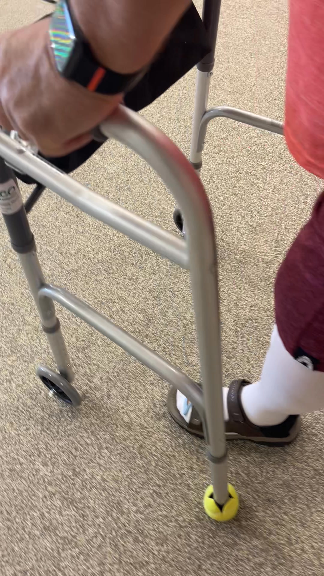 How to Use a Forward-Wheel Walker After Total Knee Replacement Surgery ...