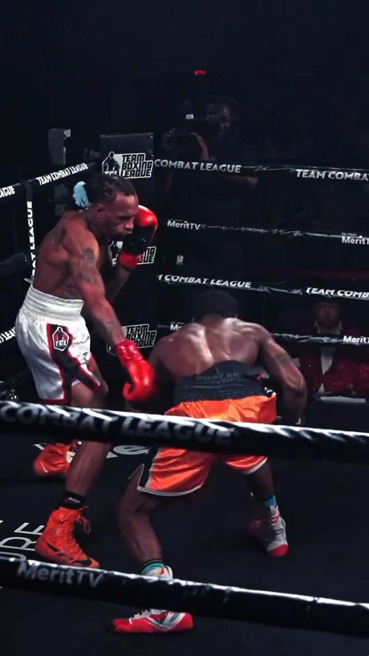 Textbook head movement from Charles Garner. Slipping punches like a ...