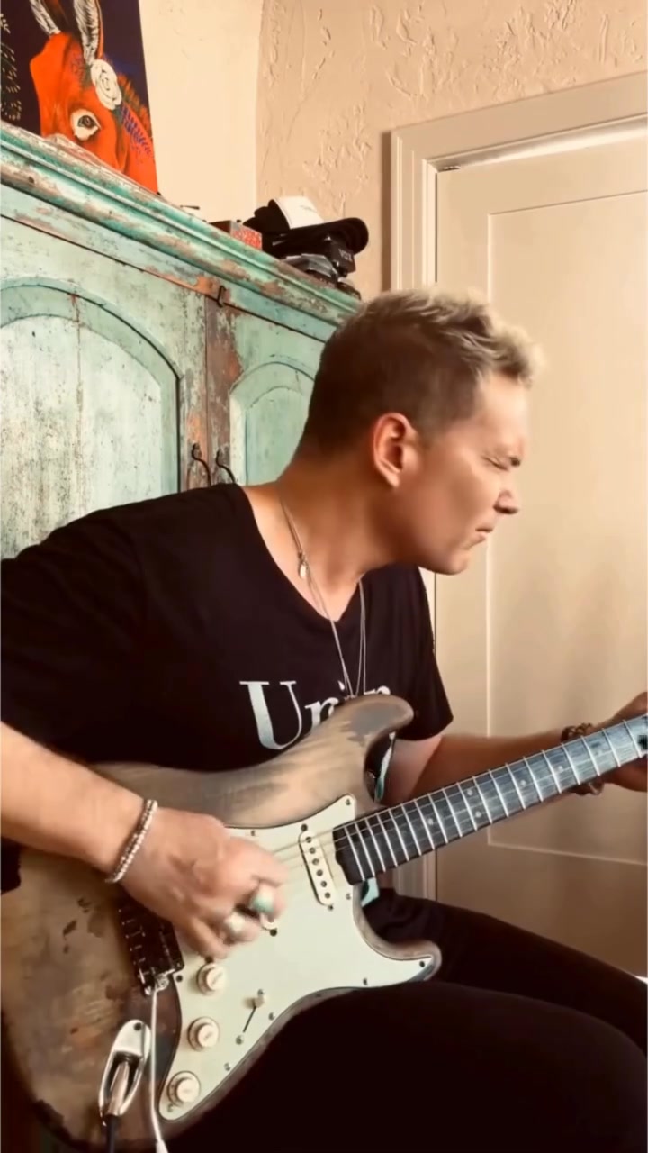 Philip Sayce digs into a strat-fueled Fuzz Face tone with D