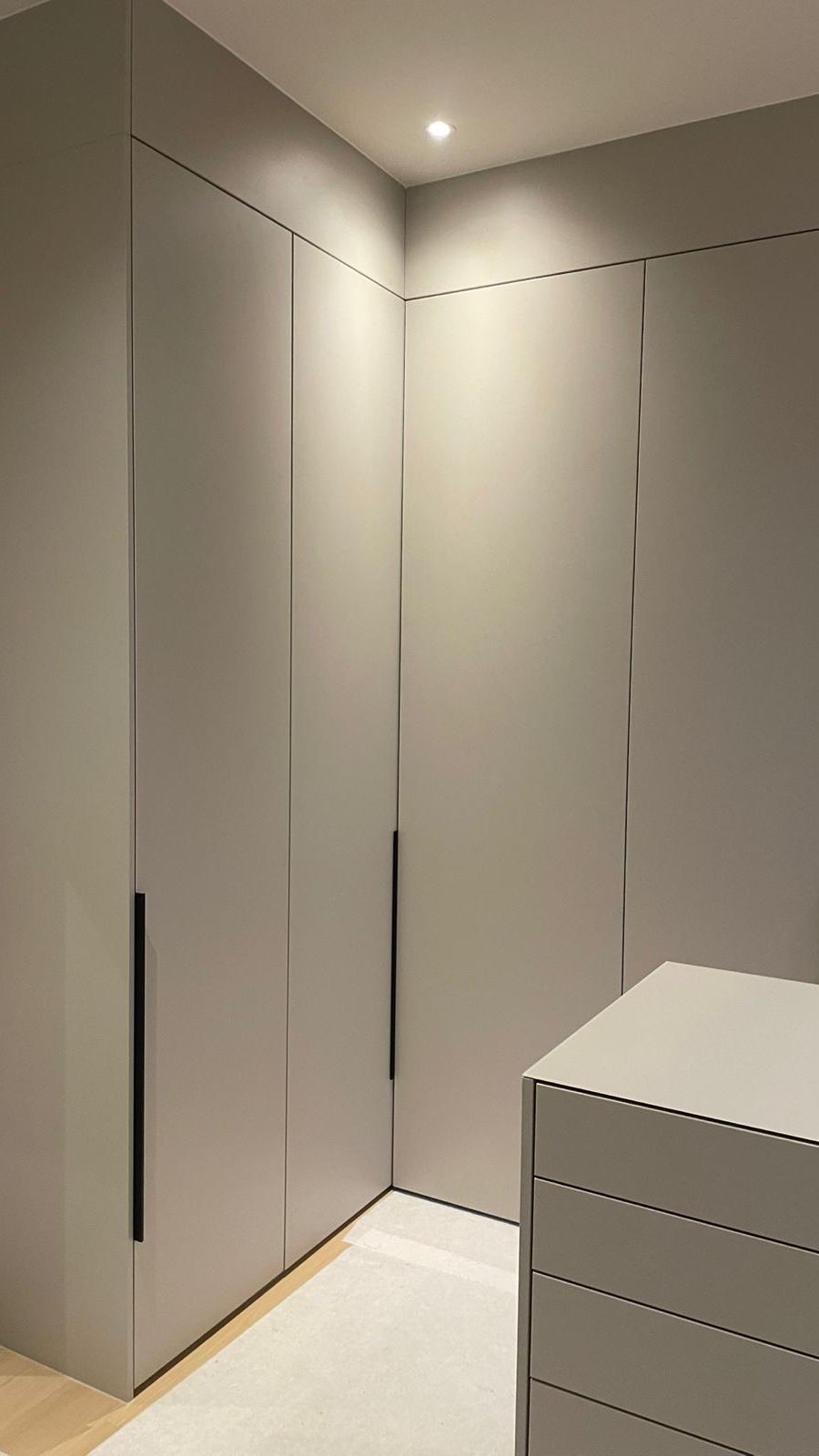 Was, wenn dein Schrank mehr kann als nur Kleidung verstauen?, Viele denken bei einem Schrank nur an Stauraum – aber was, wenn dein Kleiderschrank mehr kann? , Ein geheimer Durchgang, ein versteckter