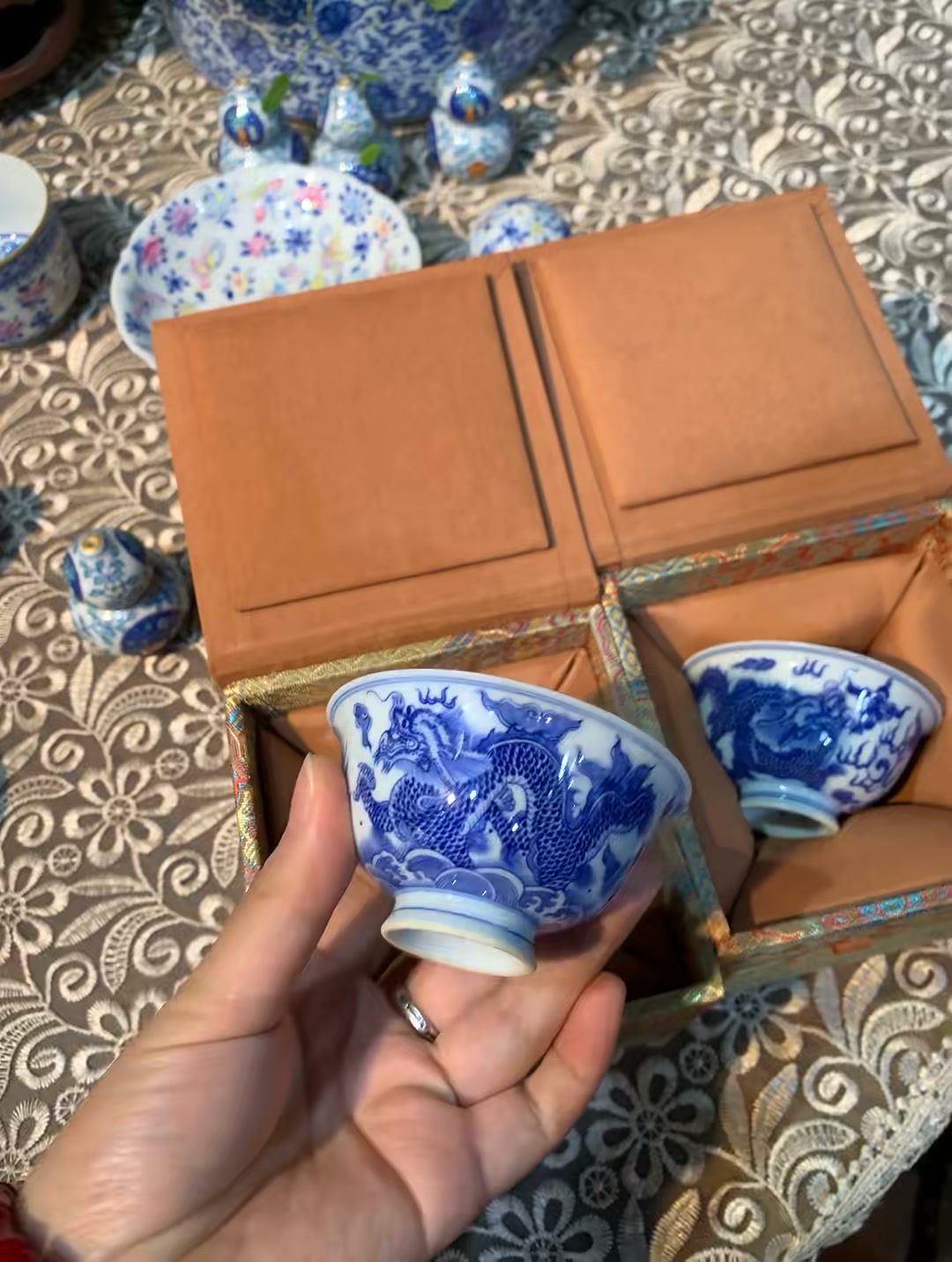 ✨粉彩《八十七神仙卷》 一卷众仙，尽显东方线描之美。 取意于传世名作