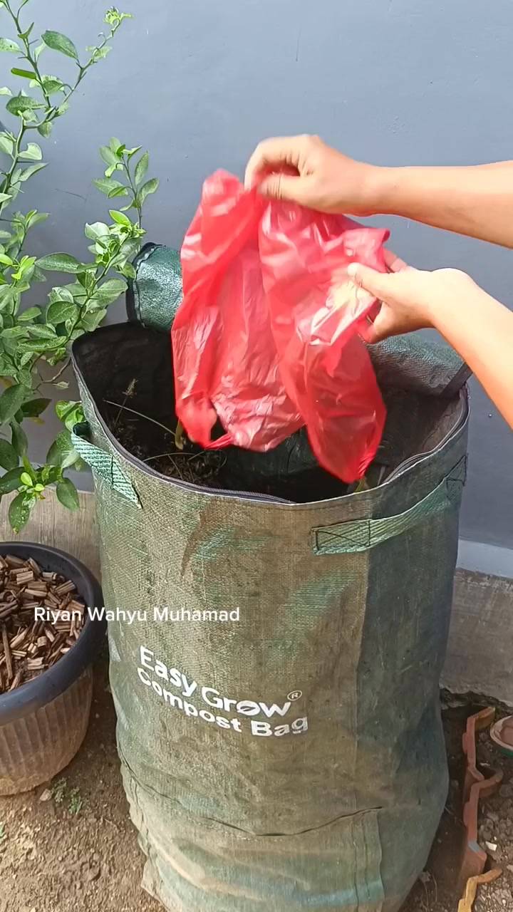 Mudahnya membuat pupuk kompos Caranya : Masukan rumput kering, sampah ...