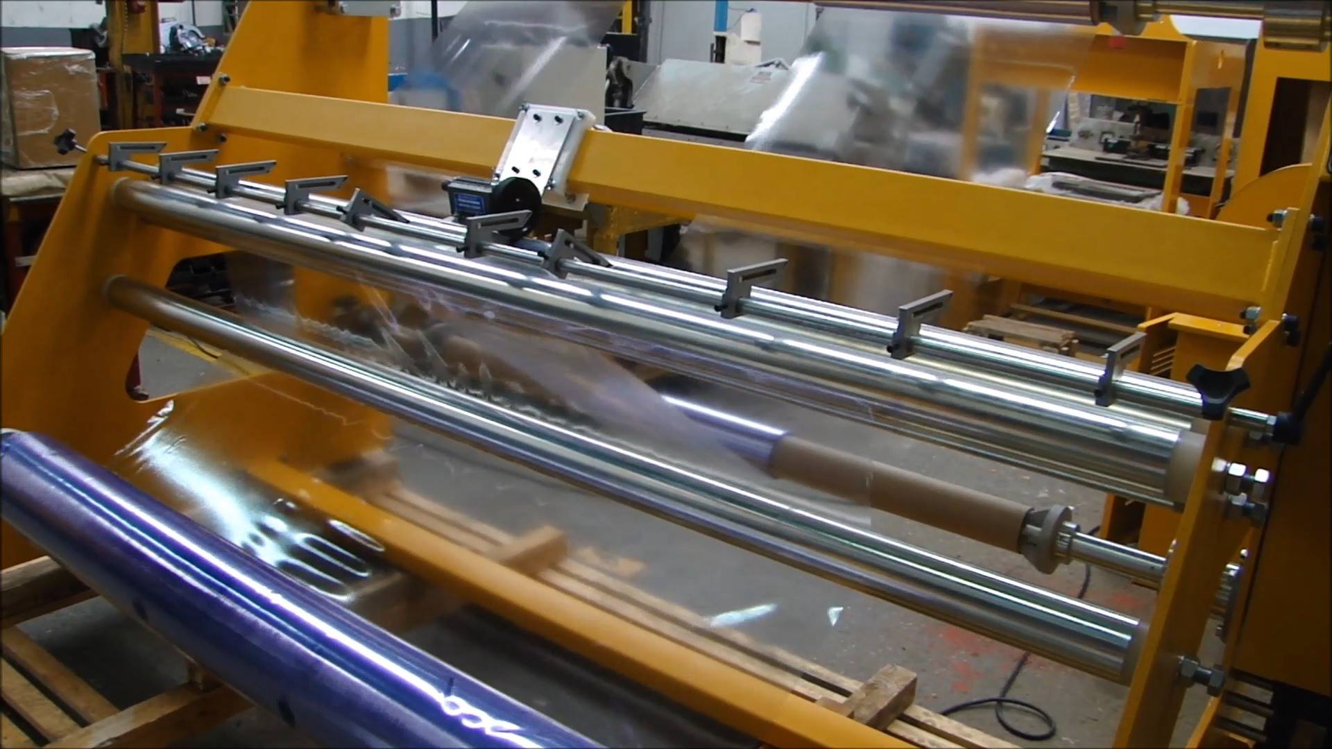 Máquina Slitter Rebobinadeira e Cortador de Laminados em Rolo ...