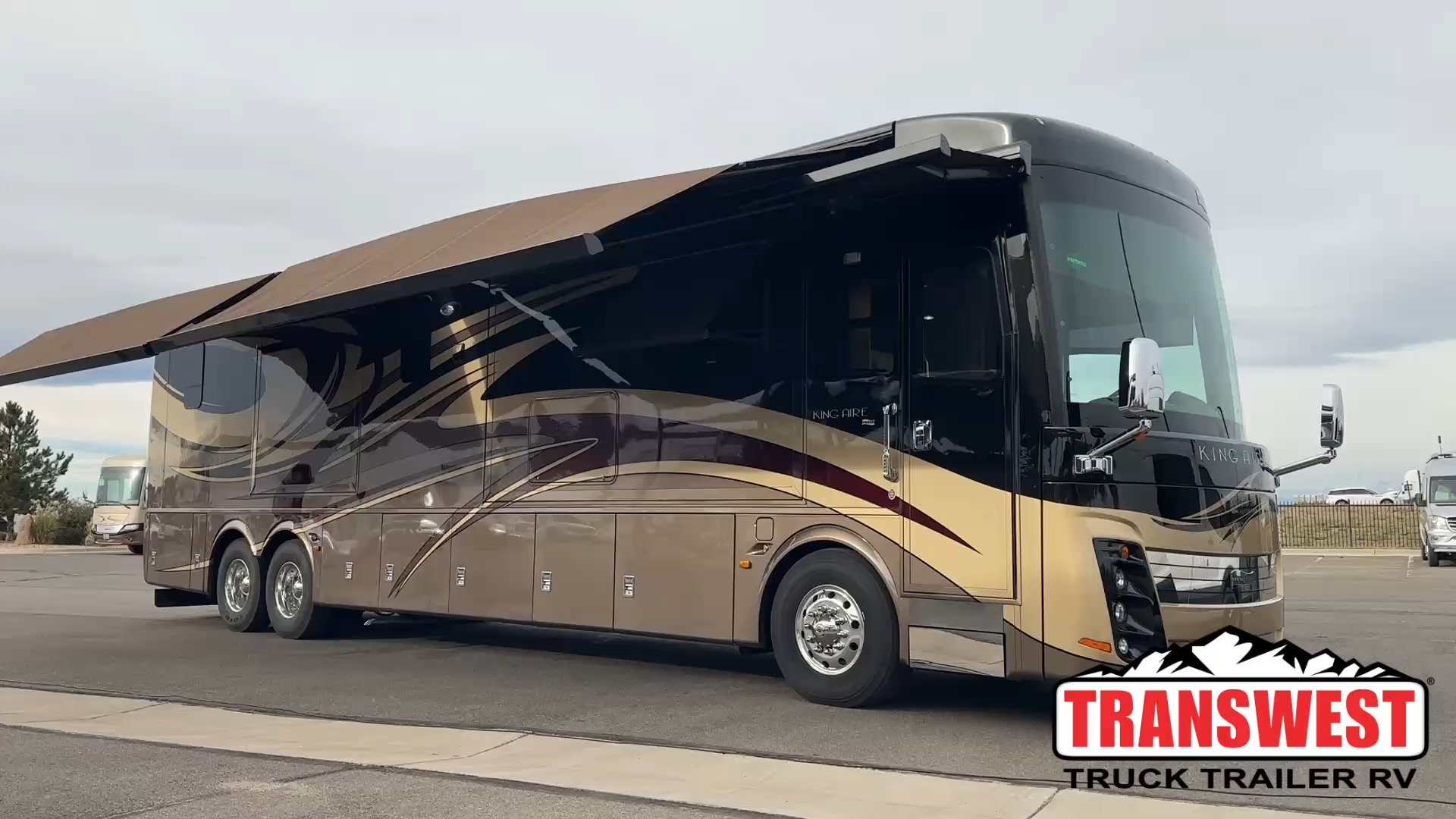 #deanjonesthetowablesguy is walking around a 2013 #newmarrv King Aire ...