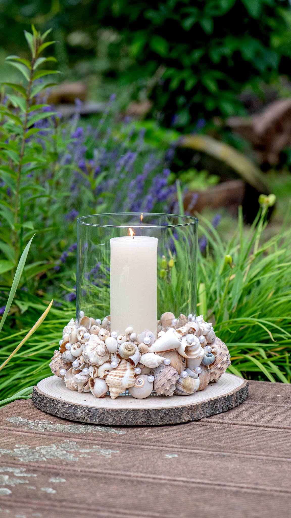In diesem DIY zeigen wir euch, wie man alte Glasvasen oder Gläser mit nur wenig Aufwand in wundervolle maritime Windlichter verwandeln kann. 🌊🕯️ Wir haben eine große Glasvase mit Muscheln und