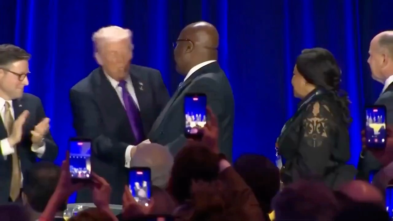 Washington : poignet des mains entre le couple Tshisekedi 🇨🇩 et Donald ...