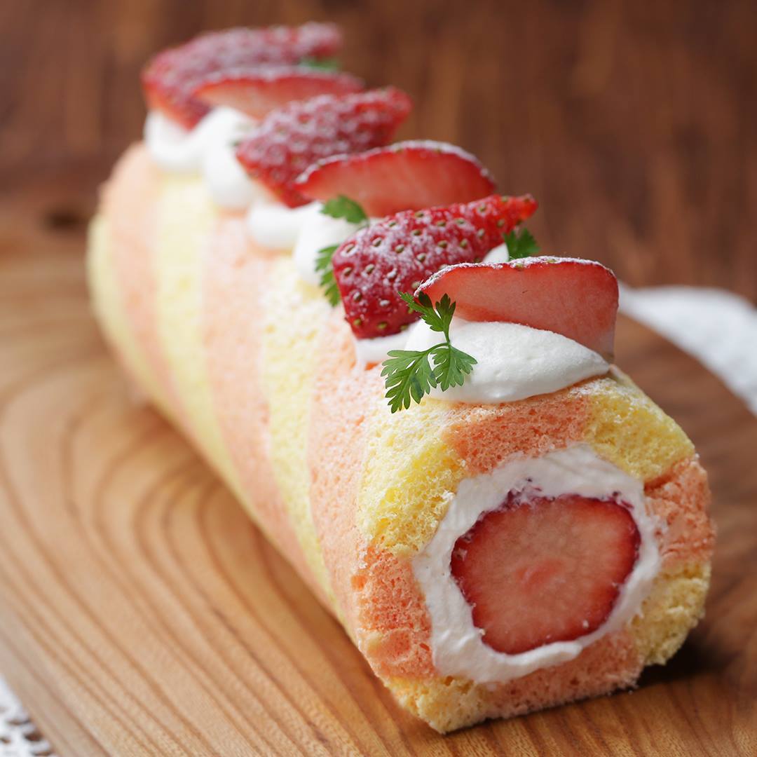 しましま模様がかわいい♪ まるごといちごのロールケーキ🍓 レシピは