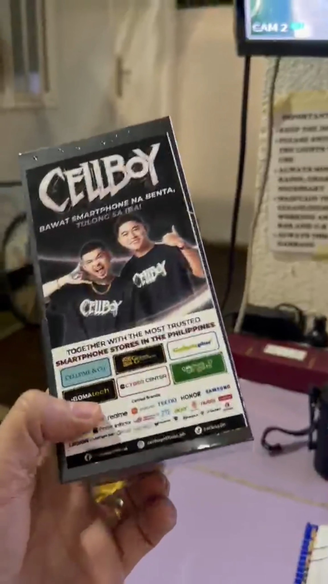 Swerte ni Ate! bagong CP habang namimili kami ng pang Relief ...