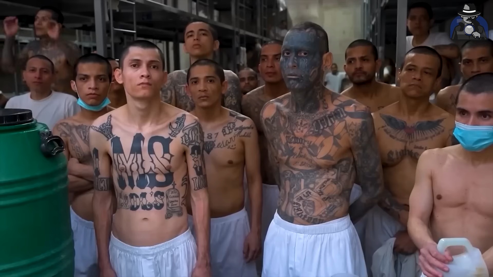 Cómo Son Tratados los Miembros de la MS 13 en la MEGA Prisión de El ...