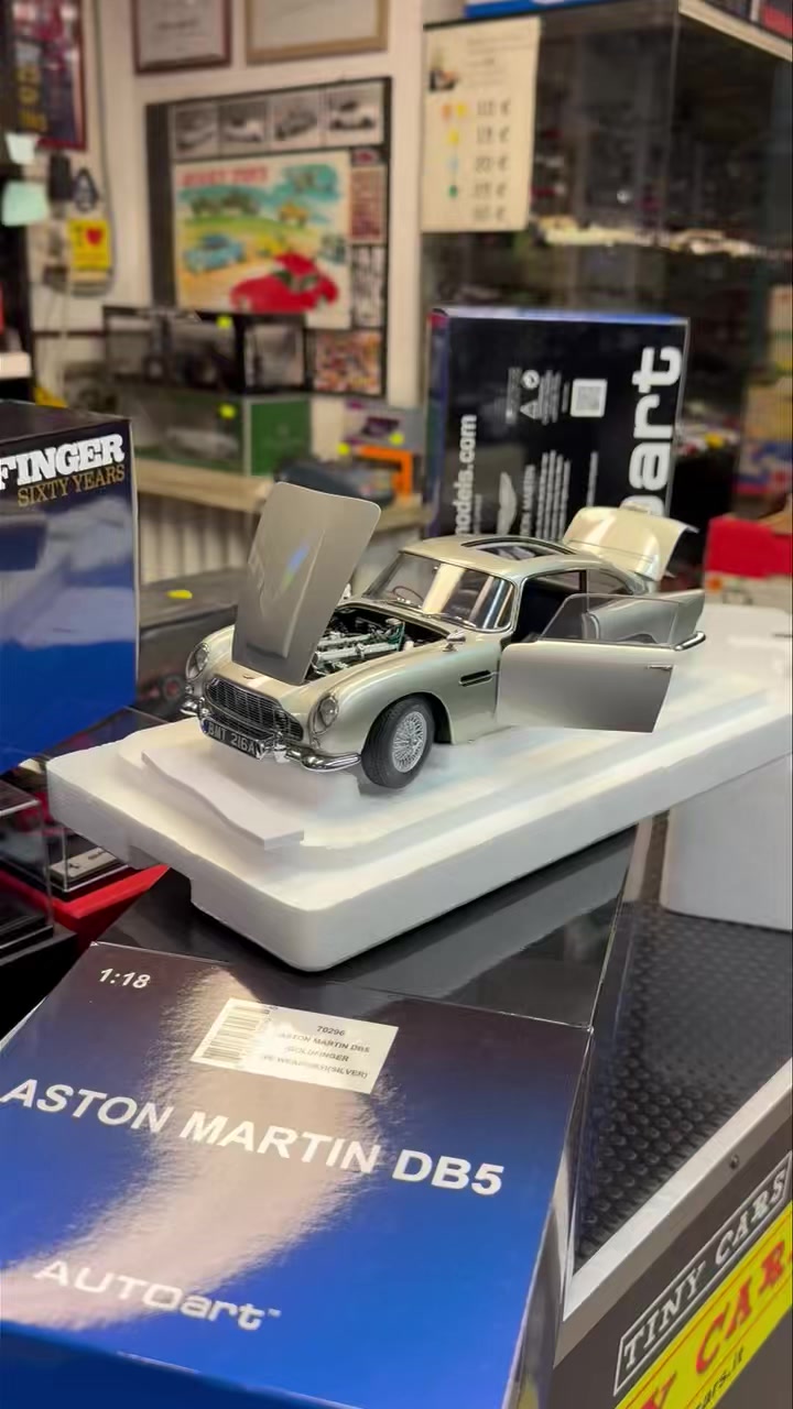 Aston Martin DB5 007 Goldfinger Sixty Years Auto Art Scala 1:18