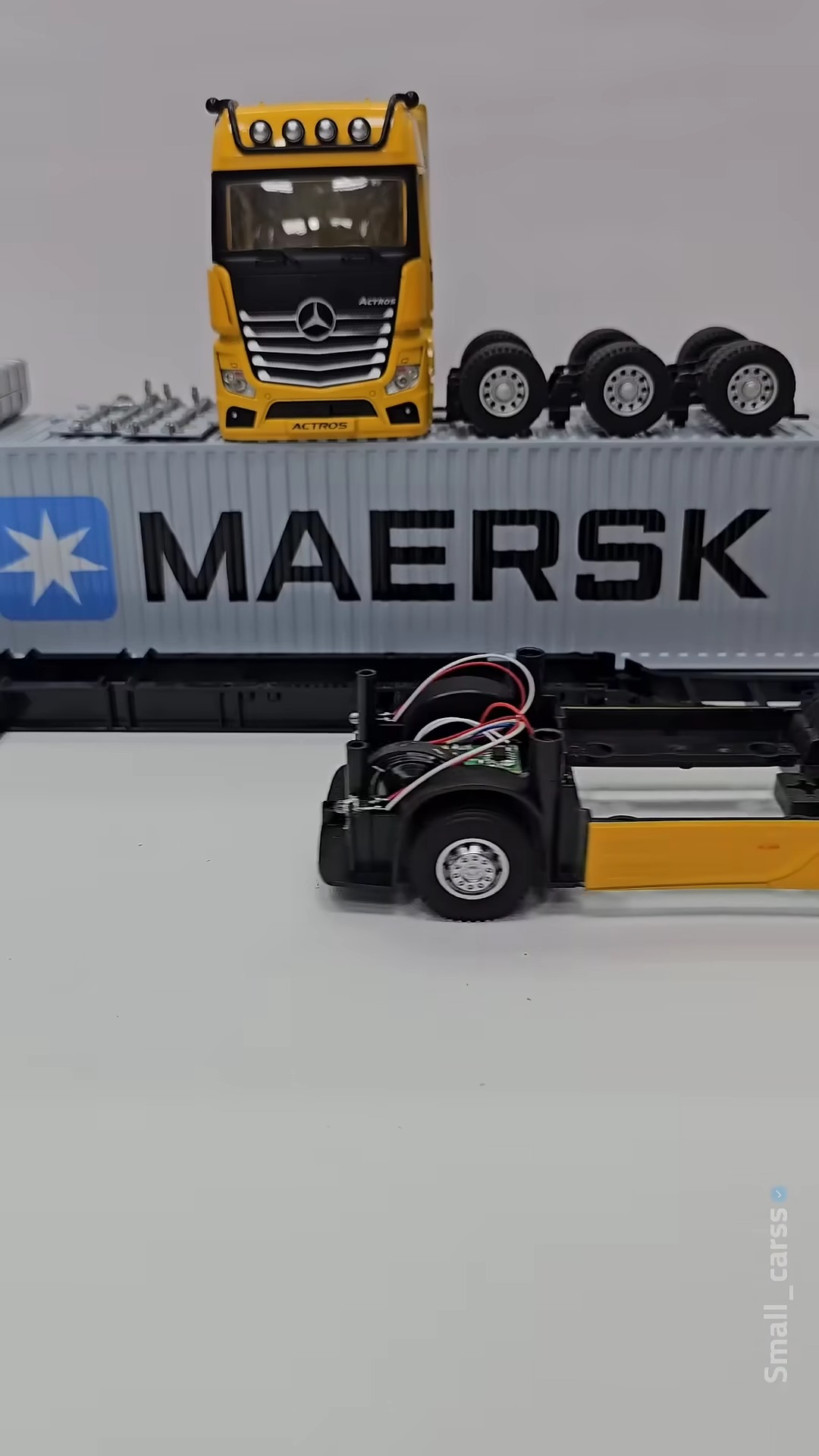 Unboxing 1:50 Mercedes-Benz Actros truck with container trailer by