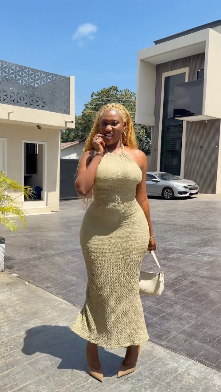 wendilyn knit maxi dress Wendy Shay Official: Can't Wait to Meet Fans Tonight at Bendova celtic plaid