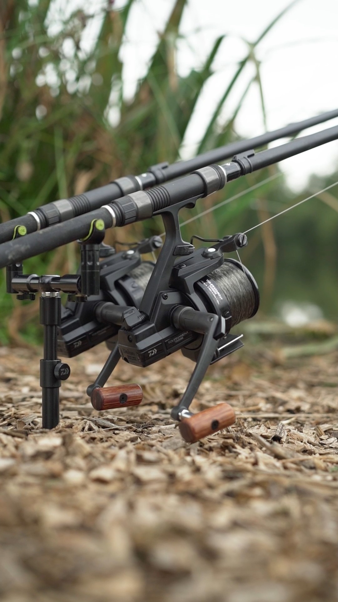 daiwa carp fishing rods Basiair X45X The extendable version of the Crosscast series is equipped with a telescopic handpiece and is therefore very easy and space saving to transport Carpfishing Daiwa Black Widow Combo
