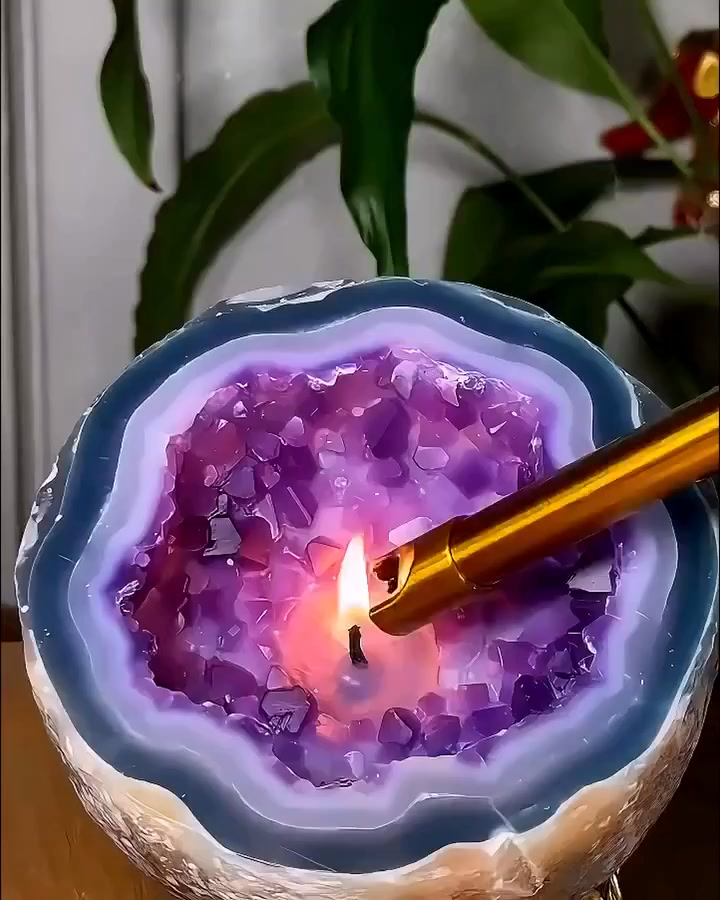 🕯️ Op zoek naar spirituele rust? Deze kristallen kaars brengt magie in ...