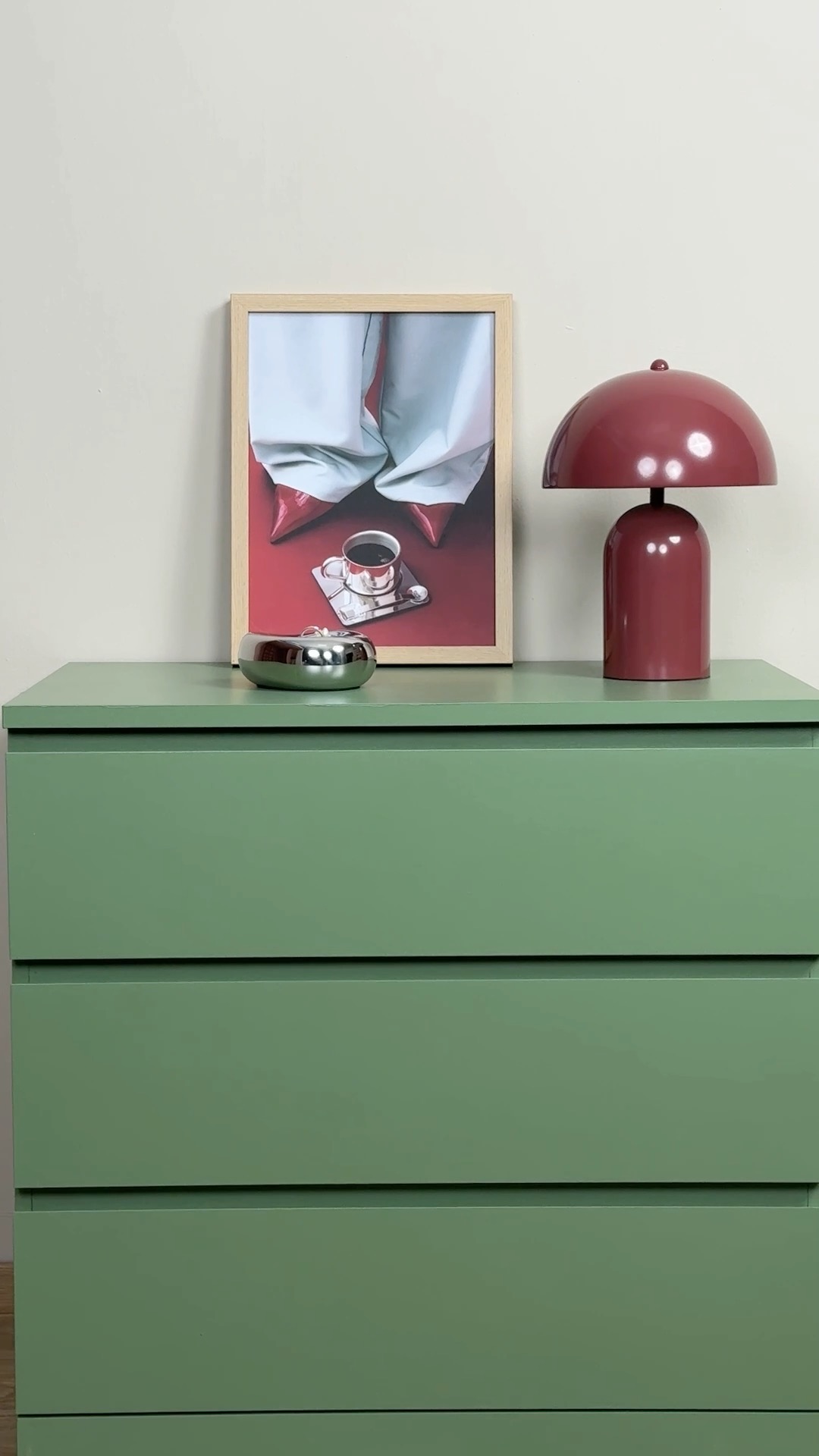 Schenk Deinen IKEA-Möbeln ein neues Leben ✨, Diese alte Malm Kommode hat mit dem Grünton „Grün mit Rosmarin“ von MissPompadour ein komplettes Makeover bekommen – und wir sind obsessed. Wie toll ist