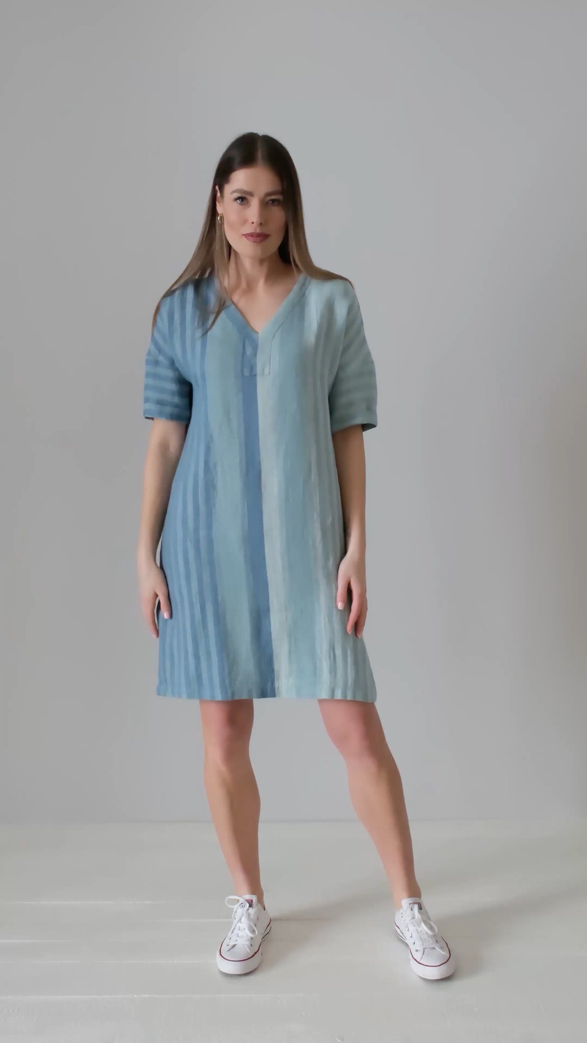 Müheloser Sommerstil mit dem Kleid RENE in erfrischenden blau-grünen Streifen. 🌊 Hergestellt in Litauen aus 100% reinem Leinen, bietet dieses locker geschnittene Kleid eine bequeme gerade Silhouette,