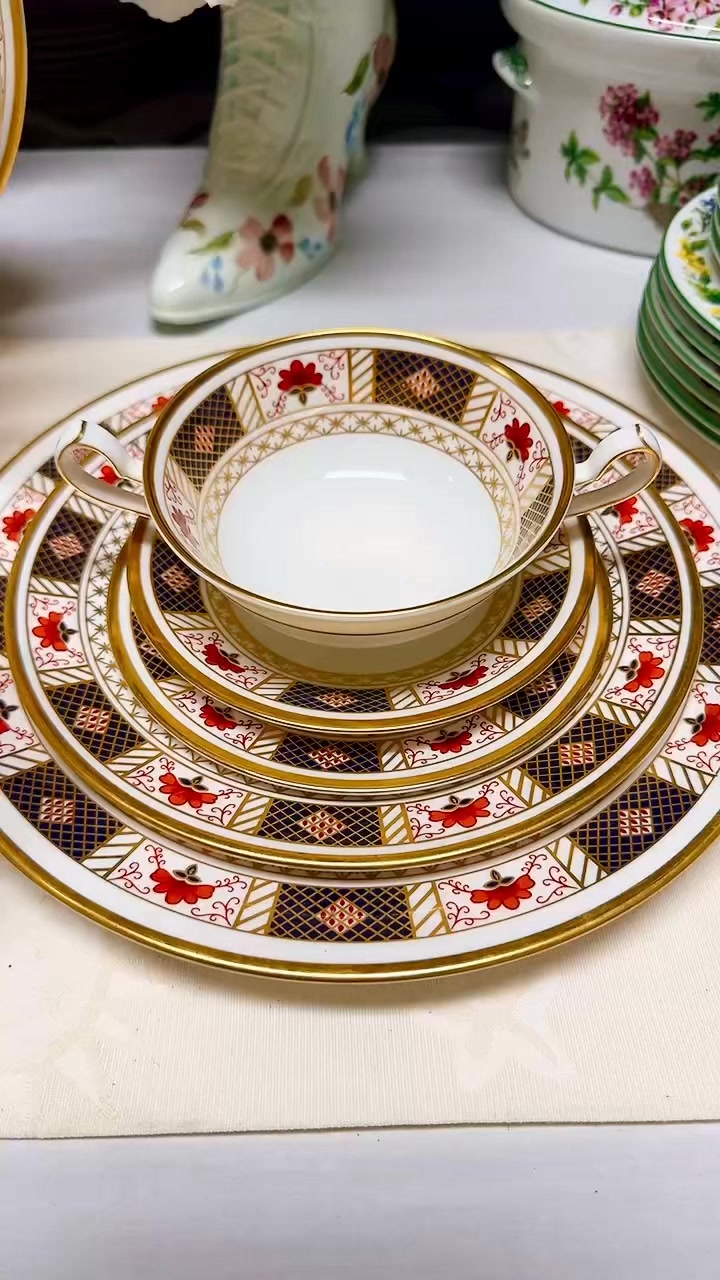 Stunning Royal Crown Derby “Derby Border” Dinner Set for SixA
