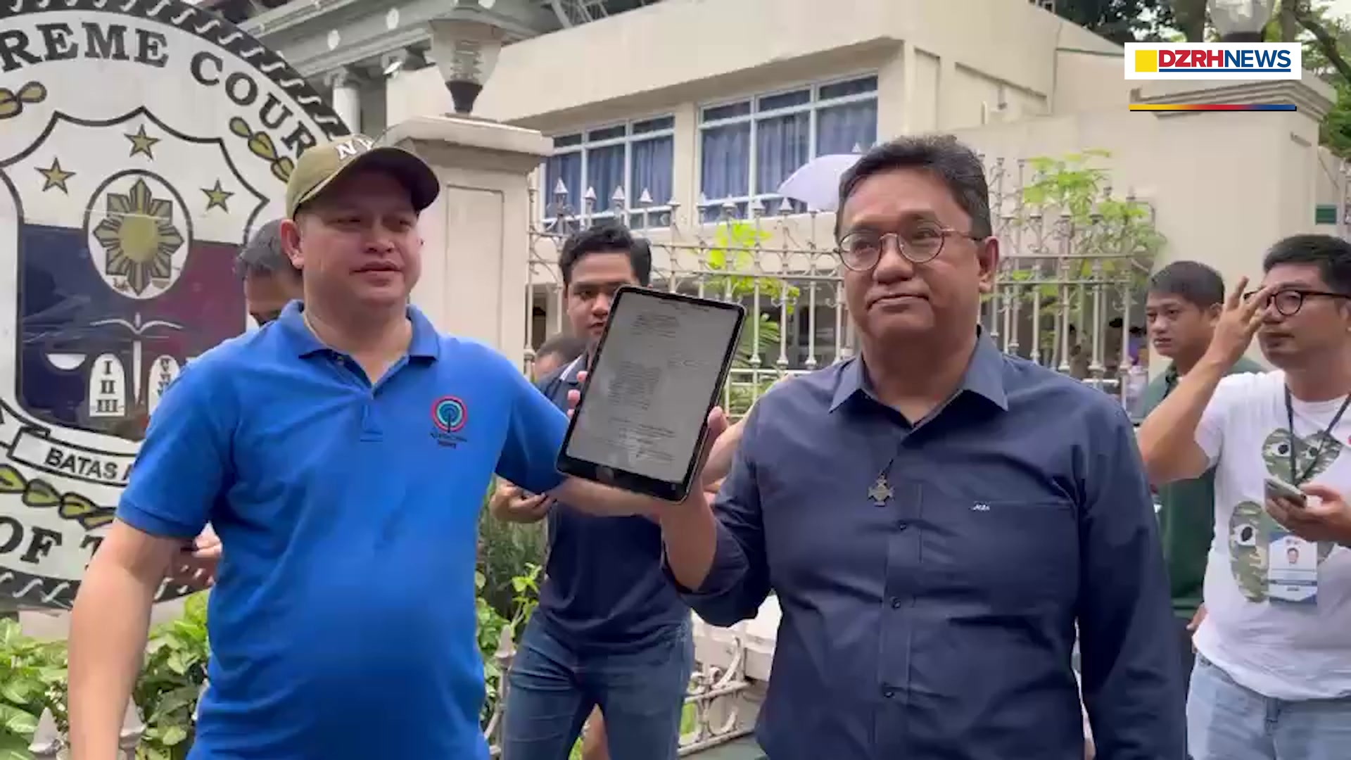 LOOK: Naghain ng petisyon sa Korte Suprema ang ilang abogado ngayong ...