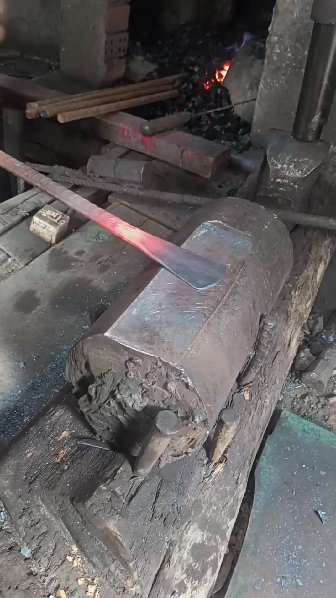Amazing, this is how the cutting process works at the tip of a crowbar ...