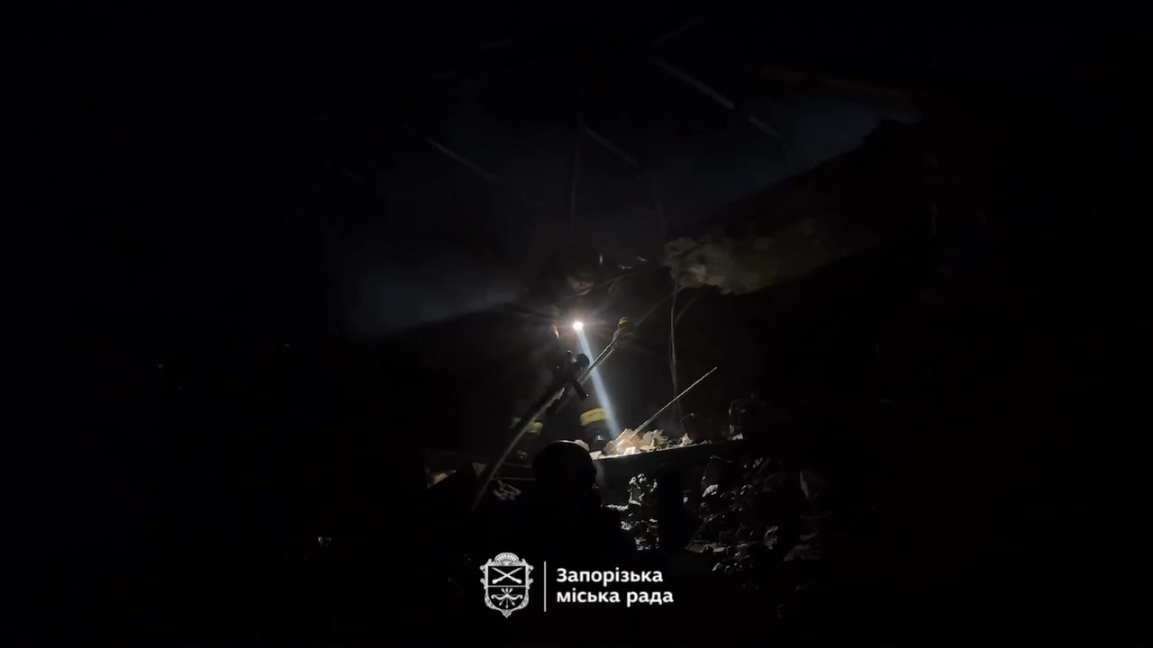 Аварійно-рятувальні роботи у Запоріжжі на місцях влучання дронів ...