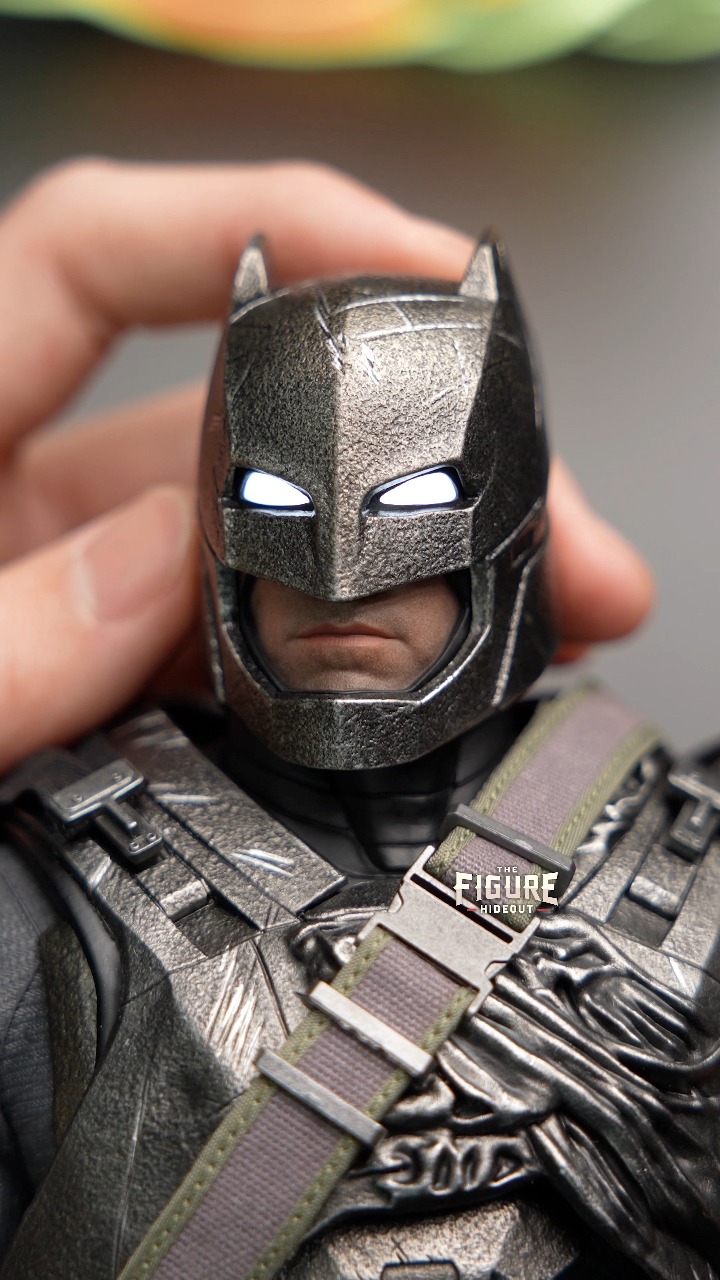 FIRST LOOK* Hot Toys BVS - Armored Batman 2.0 (Deluxe Version