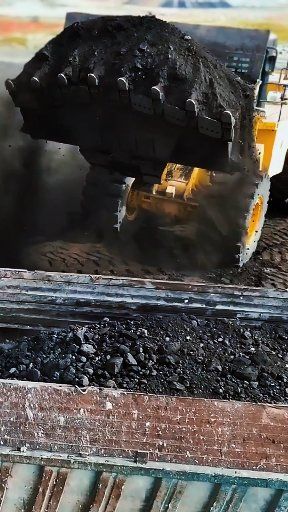 Caterpillar 992G in Extreme Coal Loading — This Beast Deserves a Bigger ...