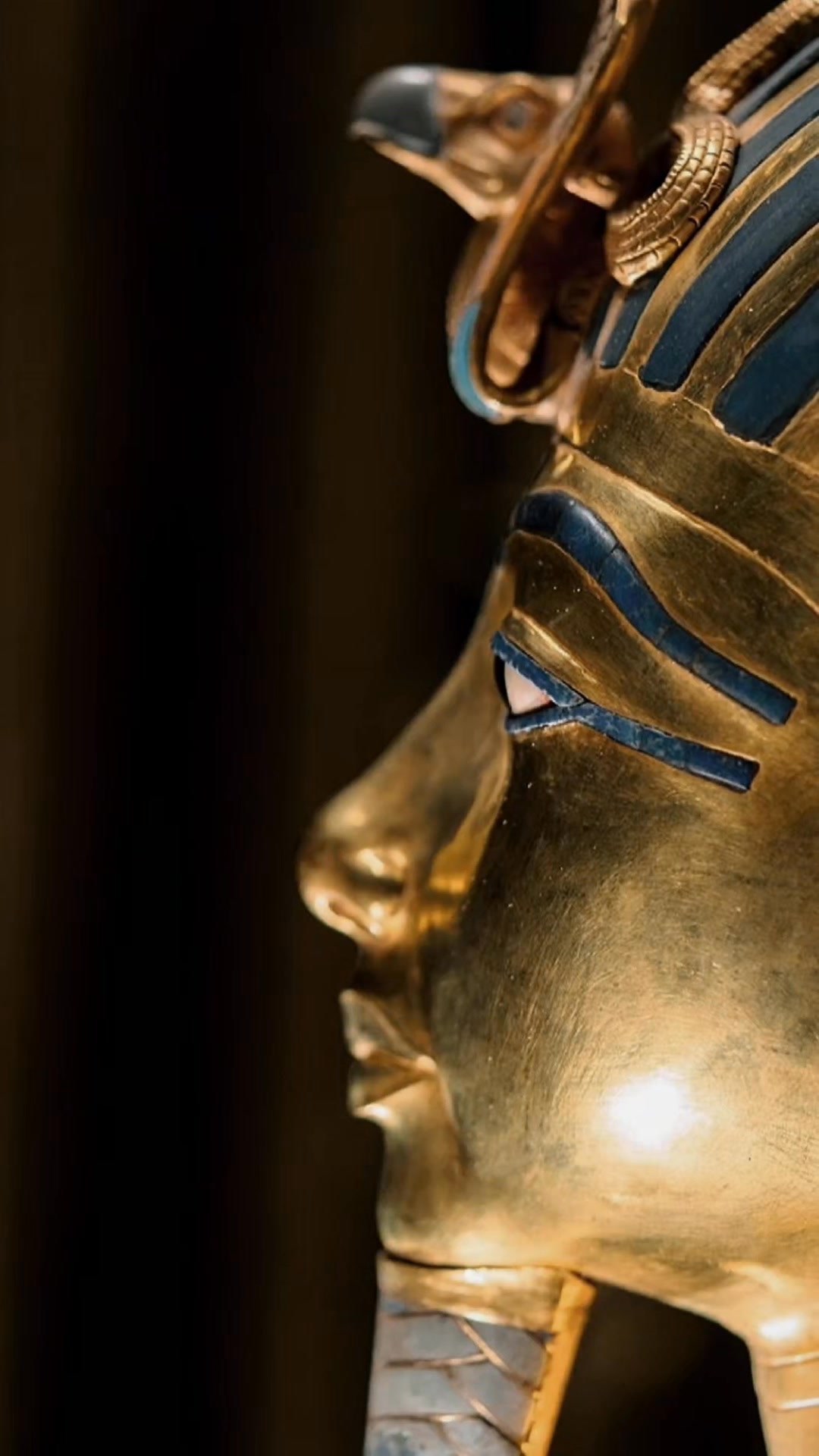 The Face of King Tutankhamun’s Golden Mask… A Timeless Icon of Ancient ...