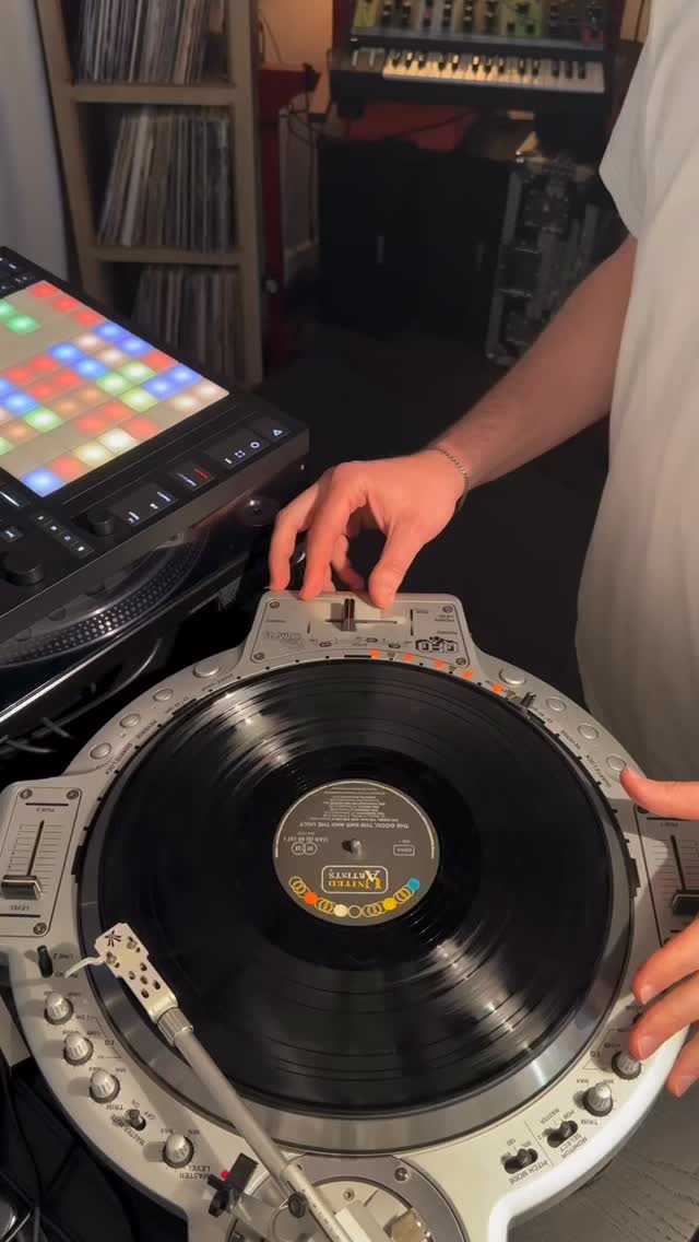 TBT to the innovative Vestax QFO, released in 2004! This turntable