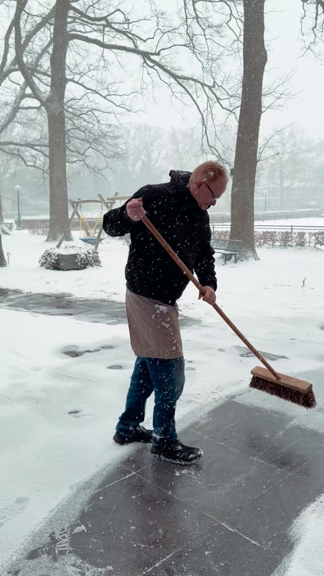 S N E E U W 🩵 Onze Mike zorgt er voor dat het pad naar binnen toe ...