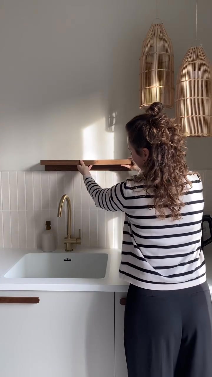 ✨ the UPSIDE DOWN Hack ✨ We absolutely love this creative idea by @depruimpjes! She took IKEA Mosslanda picture ledges and used them upside down as a clever hack to upgrade her kitchen. 🛠️ The ledges