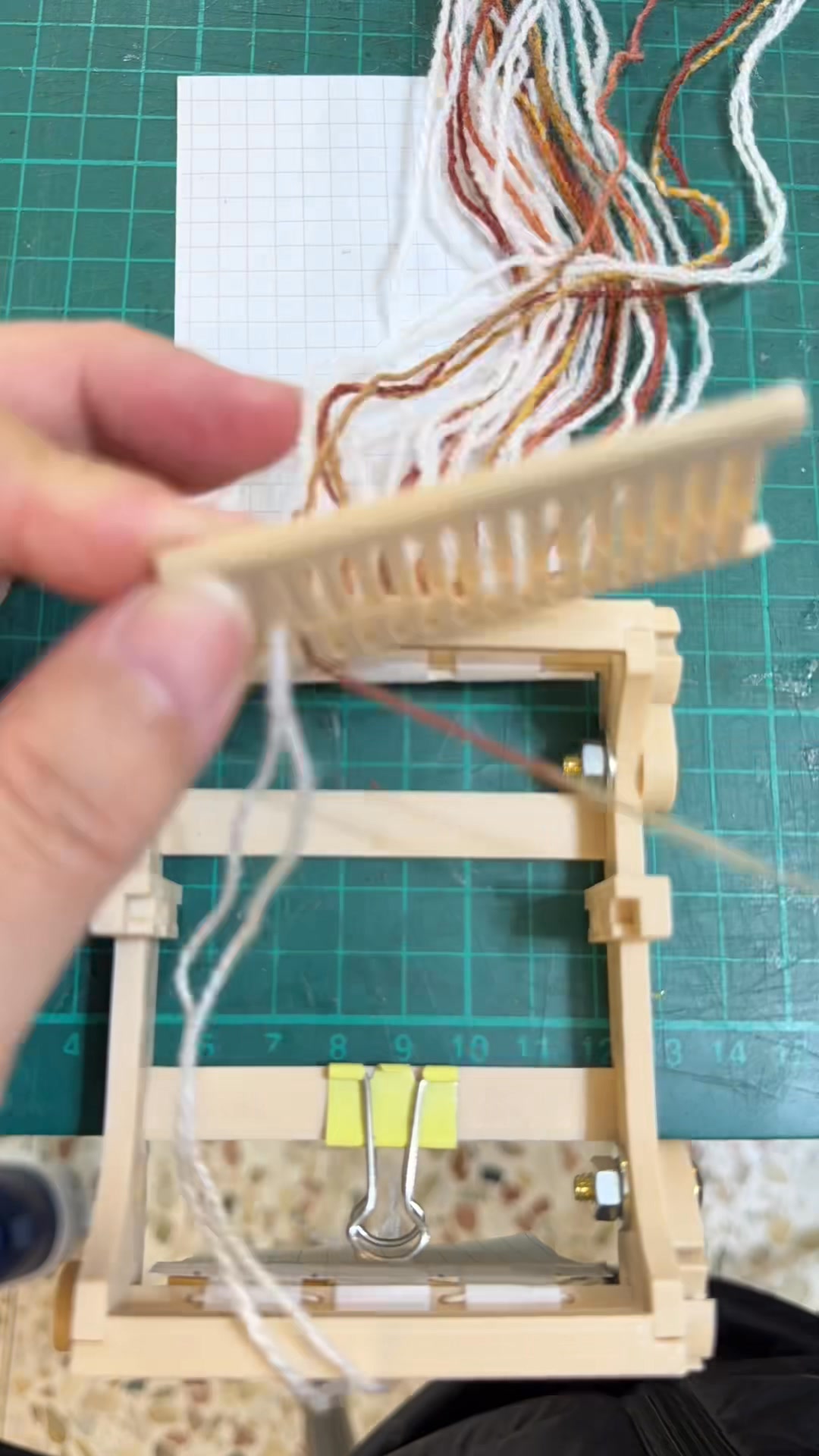 我們的【迷你織布機】現在正開放預購中。 這是一台操作邏輯與真實織機完全一樣的小精靈，無論是想挑戰 DIY 磨光的職人感，還是想直接享受織造的療 ...