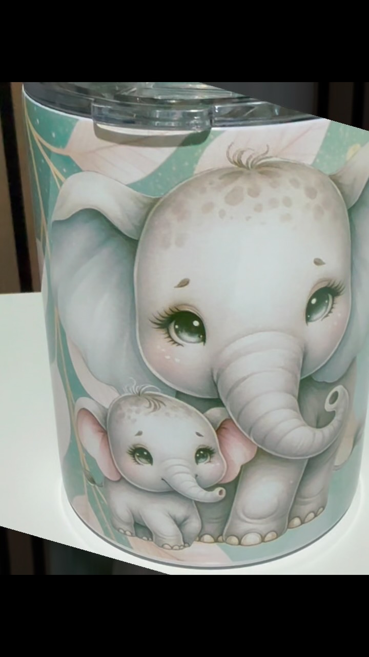 🐘 Der süßeste Begleiter für deinen Alltag! 💙, Wer könnte diesen Augen widerstehen? 🥹, Unser liebevoll gestalteter Elefanten-Tumbler begleitet dich mit Kaffee, Tee oder deinem Lieblingsgetränk – egal