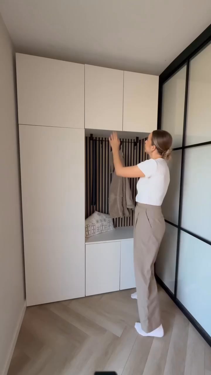 IKEA GARDEROBE, Seit drei Jahren haben wir unsere Platsa Garderobe. Jetzt hatte ich Lust auf einen neuen Look und habe sie mit beigen Metod Küchenschranktüren aufgepimpt. Statt Akustikpaneelen habe