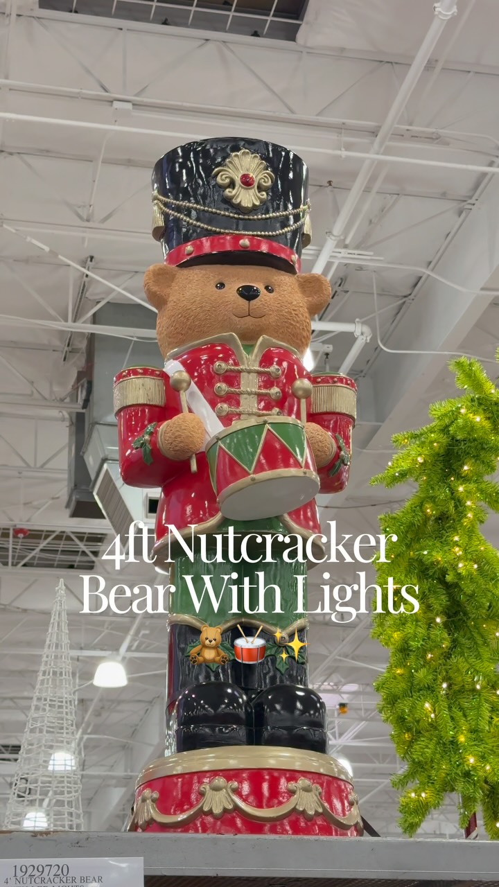 Omg look at this 4 FOOT Nutcracker Bear! 🧸🎄✨ The LED lights