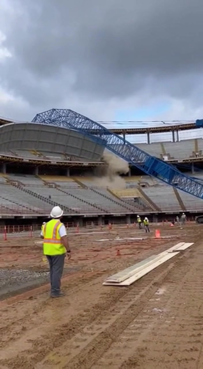 December 6, 2025 — Nashville, Tennessee A massive lattice-boom crane ...