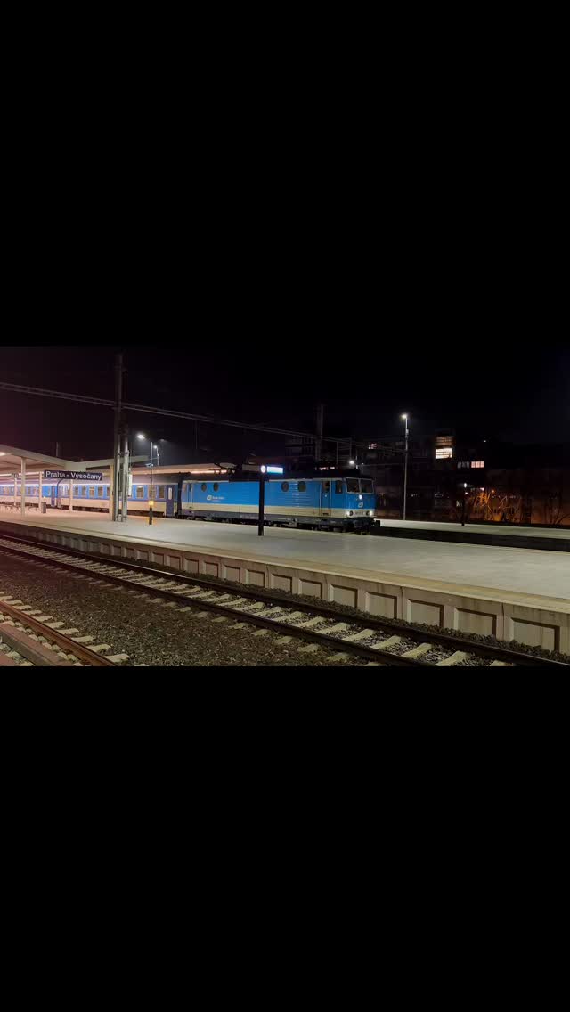 R 942 Hradečan s krásným zvukem Esína při rozjezdu😊🚂 | Jindrich Holub ...