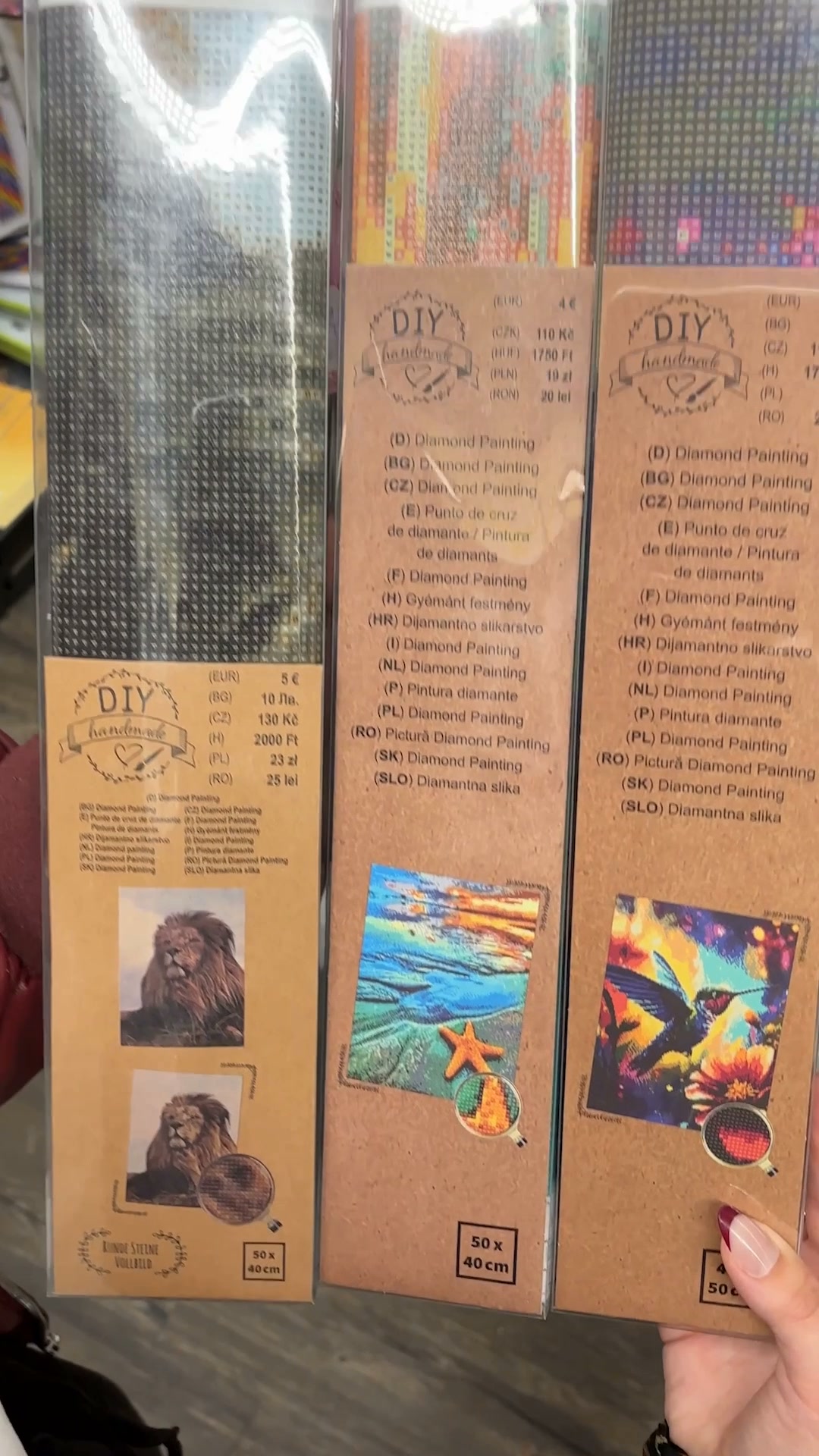 Das habt ihr safe noch nicht gewusst! 🔥💎 TEDi hat einfach ALLES für eure Diamond Painting Sucht! Von riesigen Leinwänden bis zu den süßesten Mini-Motiven und Zubehör. Schreibt uns unbedingt in die