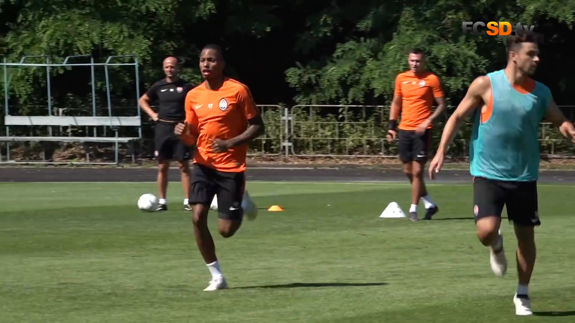 This “Three-Player Passing” exercise from Paulo Fonseca is perfect for ...