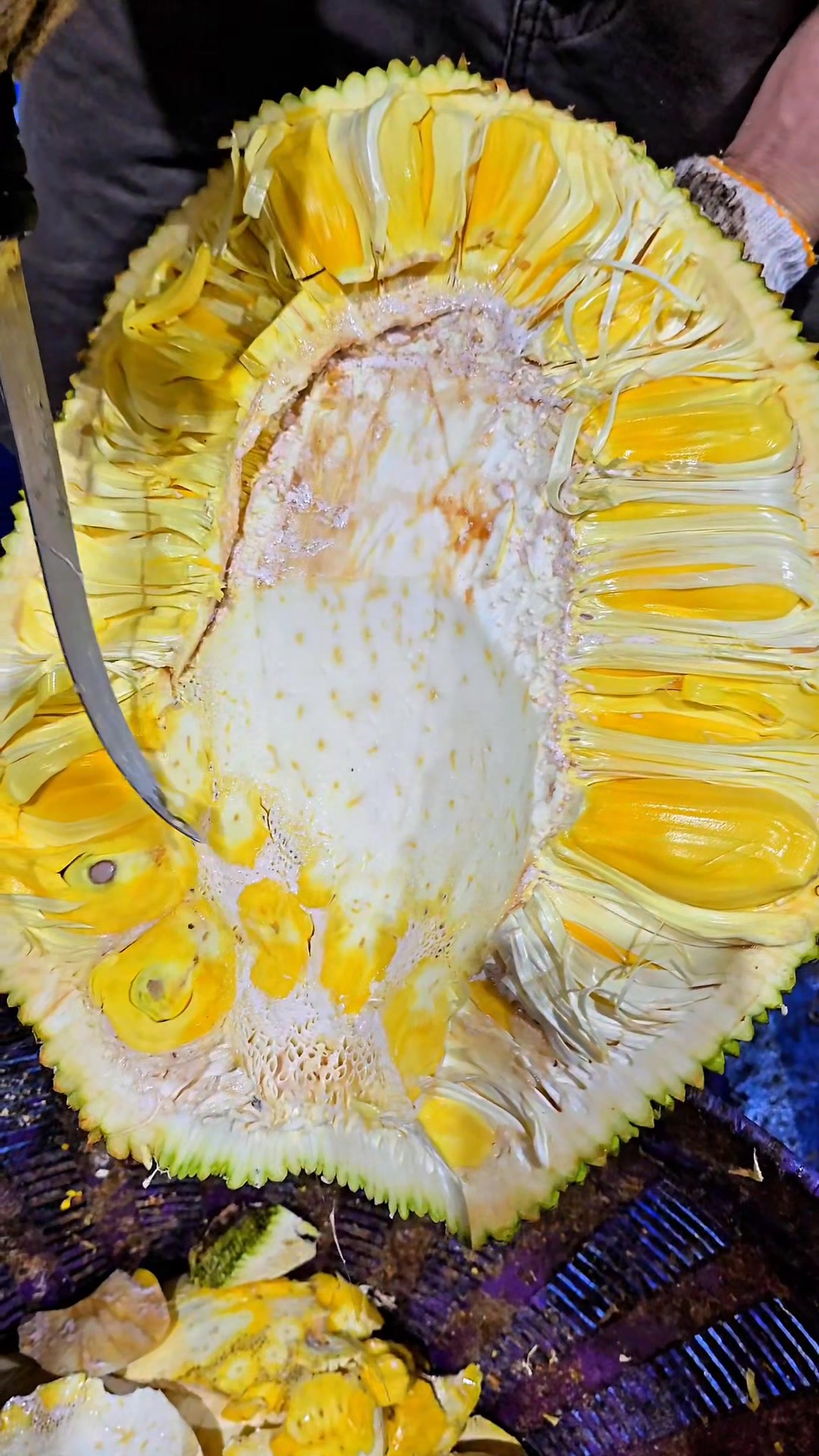 How to core a Jackfruit like a pro! Say goodbye to the sticky white ...