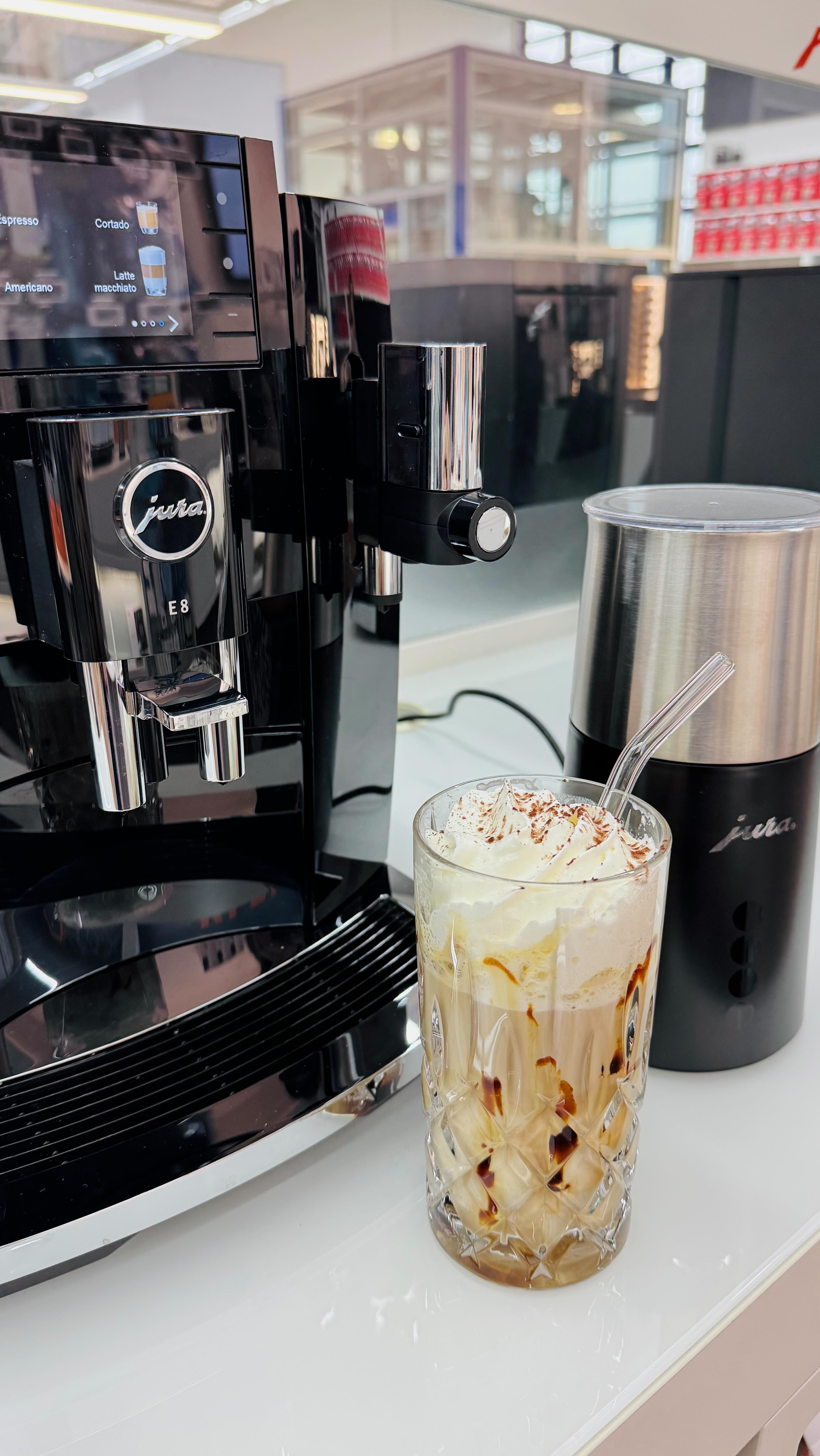 🎃 Lust auf Pumpkin Spice Latte? ☕ 🥛, Wir haben den neuen Jura-Milchaufschäumer getestet und den Espresso im Jura E8 Kaffeevollautomaten zubereitet 🤗, So geht’s ⤵️, ➡️ Milch in den Aufschäumer geben,