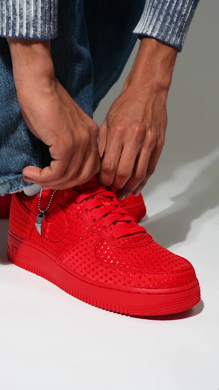 The Men's Air Force 1 Retro “Valentine's Day” celebrates that