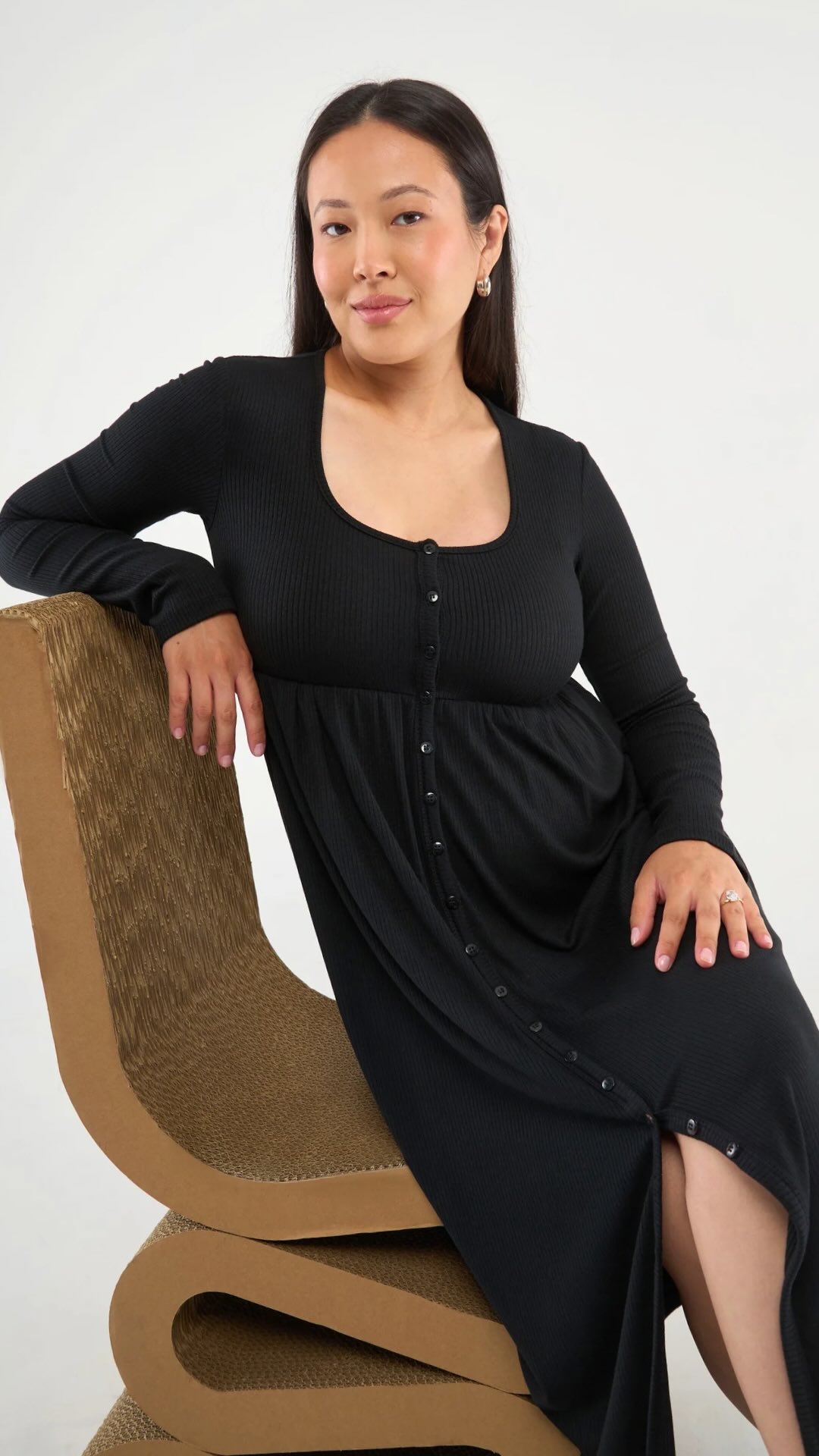 winter nursing dress The Sale is here ❄️, Meet the Cadence Dress: your winter hero for bump, nursing, and every moment that calls for comfort., Up to 50% off seasonal styles, on now ✨, #bumpstyle Taille:24 Wedding Guest Everyday Wear bride party dress Reformation Black Slit Midi