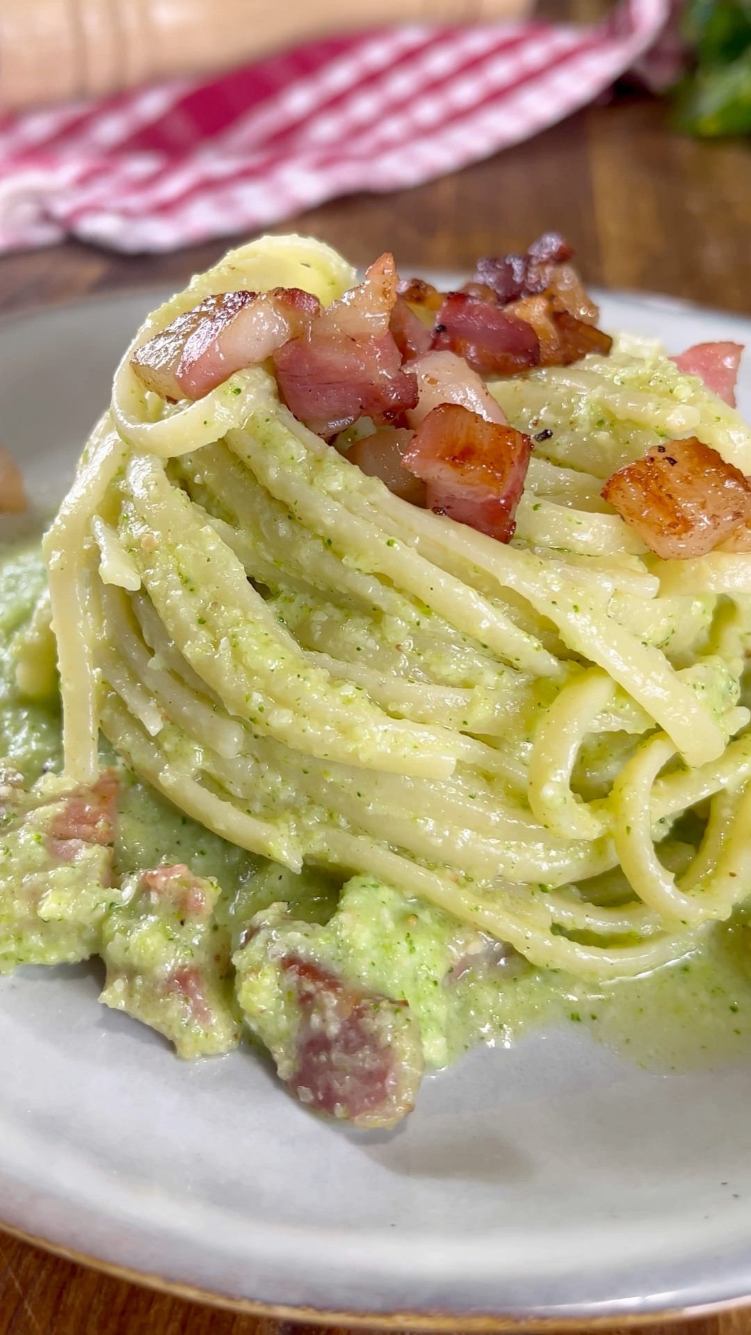 Pasta con pesto di broccoli e pancetta | Il caldo sapore del sud di ...