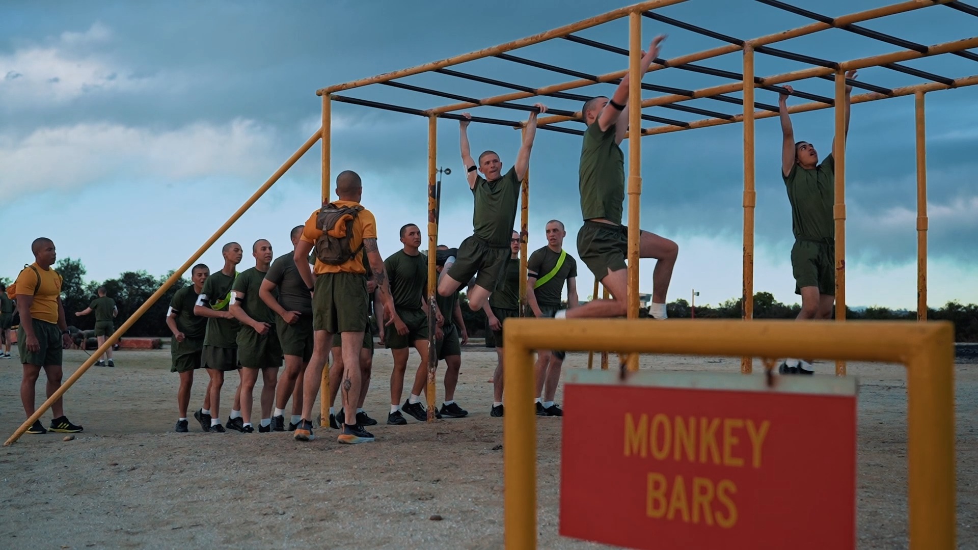 The recruits of Golf Company tackle the Circuit Course during Phase 1 ...