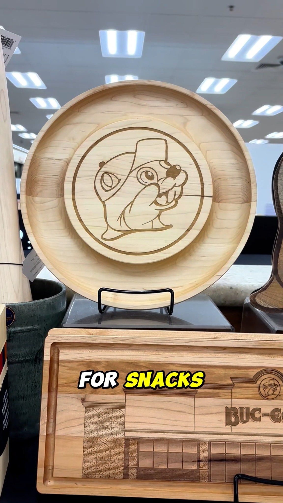 アメリカ好き方に！⭐︎ バッキーズ　カッティングボード Lots of new wooden kitchen boards at Buc-ee's, have you seen them