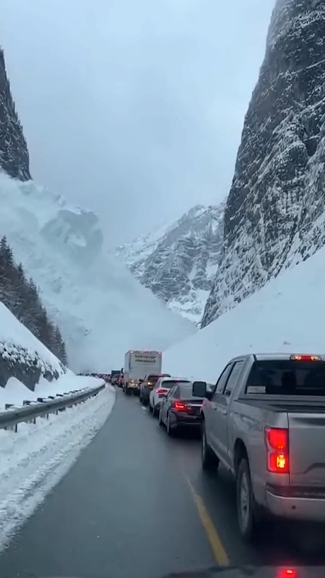 マウンテン [雪崩] Terrifying Avalanche Hits Mountain Roadway Glacier National Park